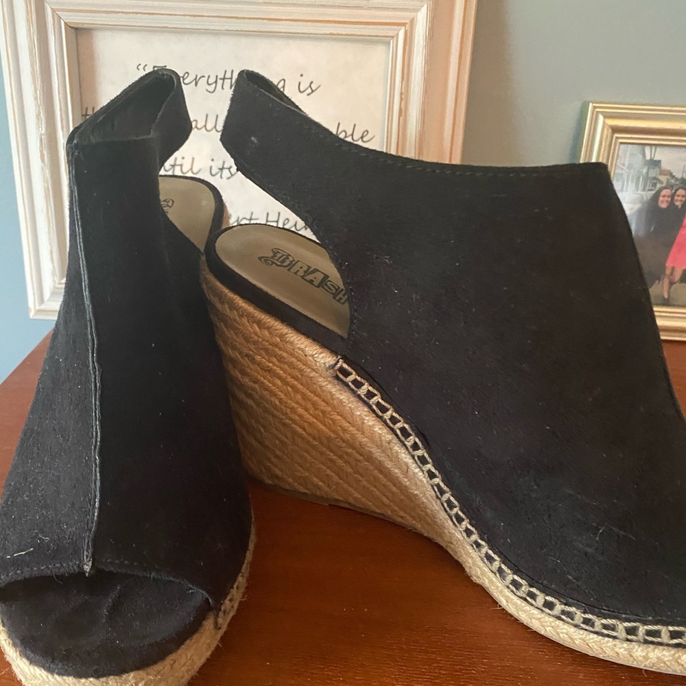 Black wedges